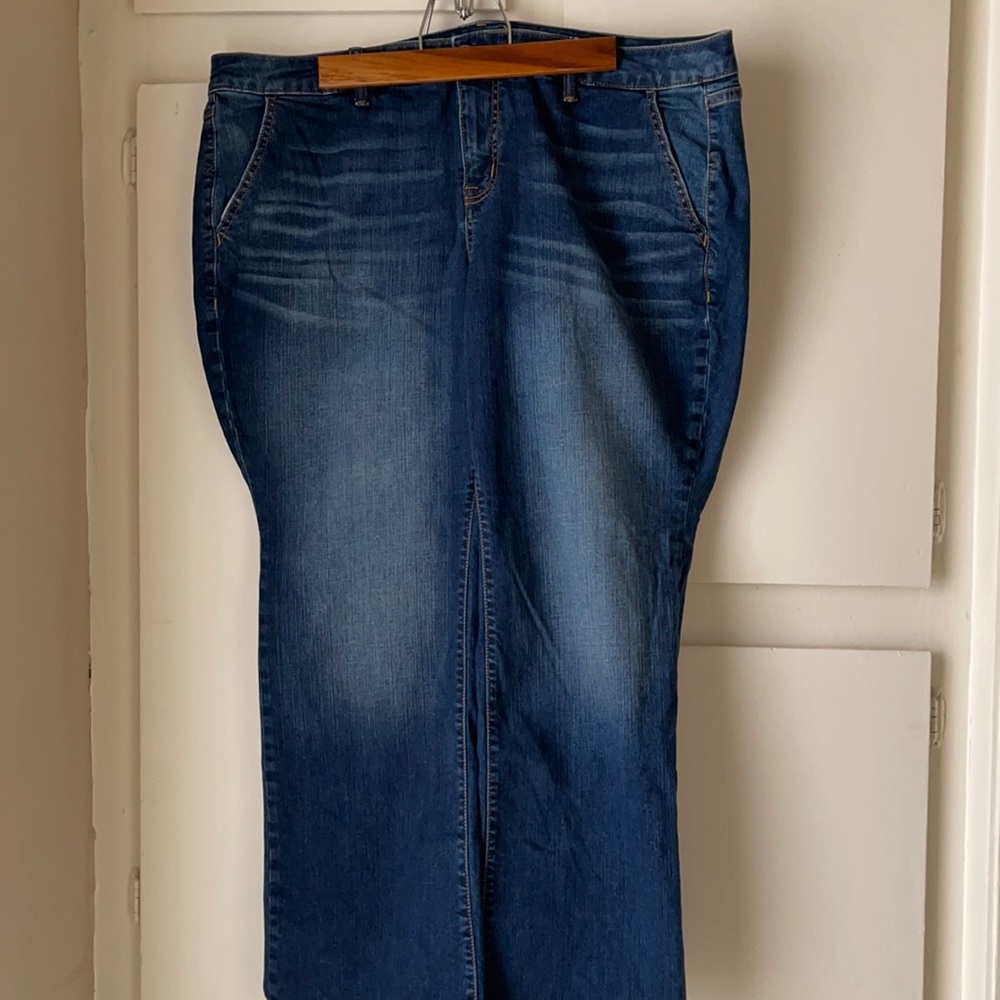 Luxe Mid-rise Slim Boot Cut Jeans in medium wash